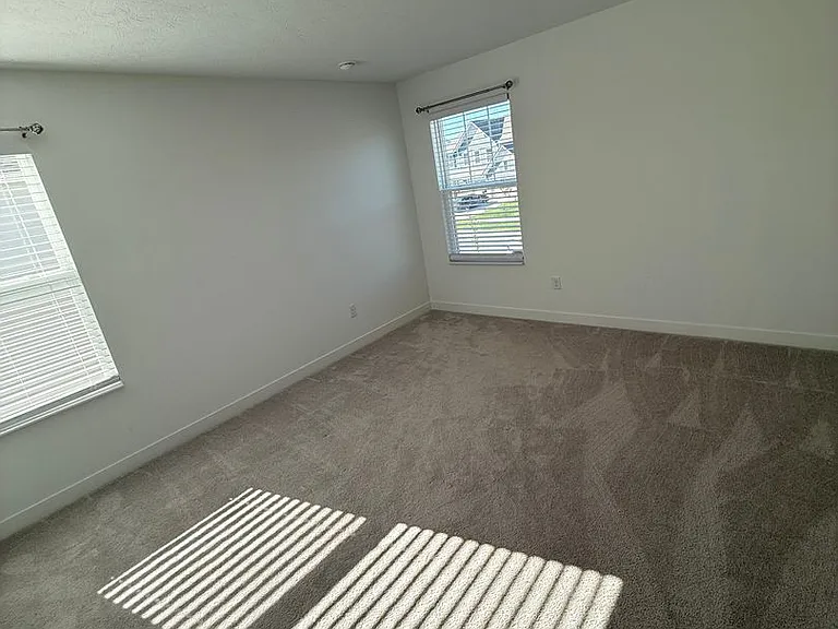 1046 Elmwood Ln — Photo 27