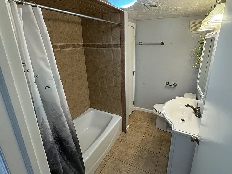 2243 E Hollywood Ave — Photo 12