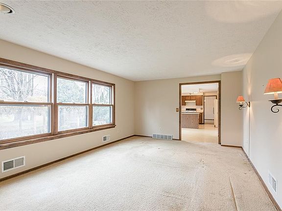 5th image of 1 Hallmont Cir