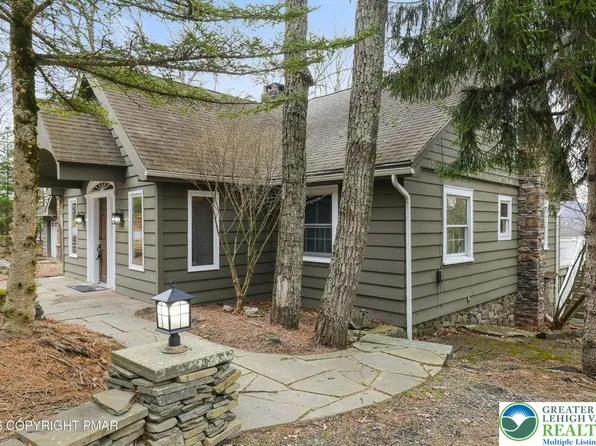 2135 Laurel Ln, Buck Hill Falls, PA 18323