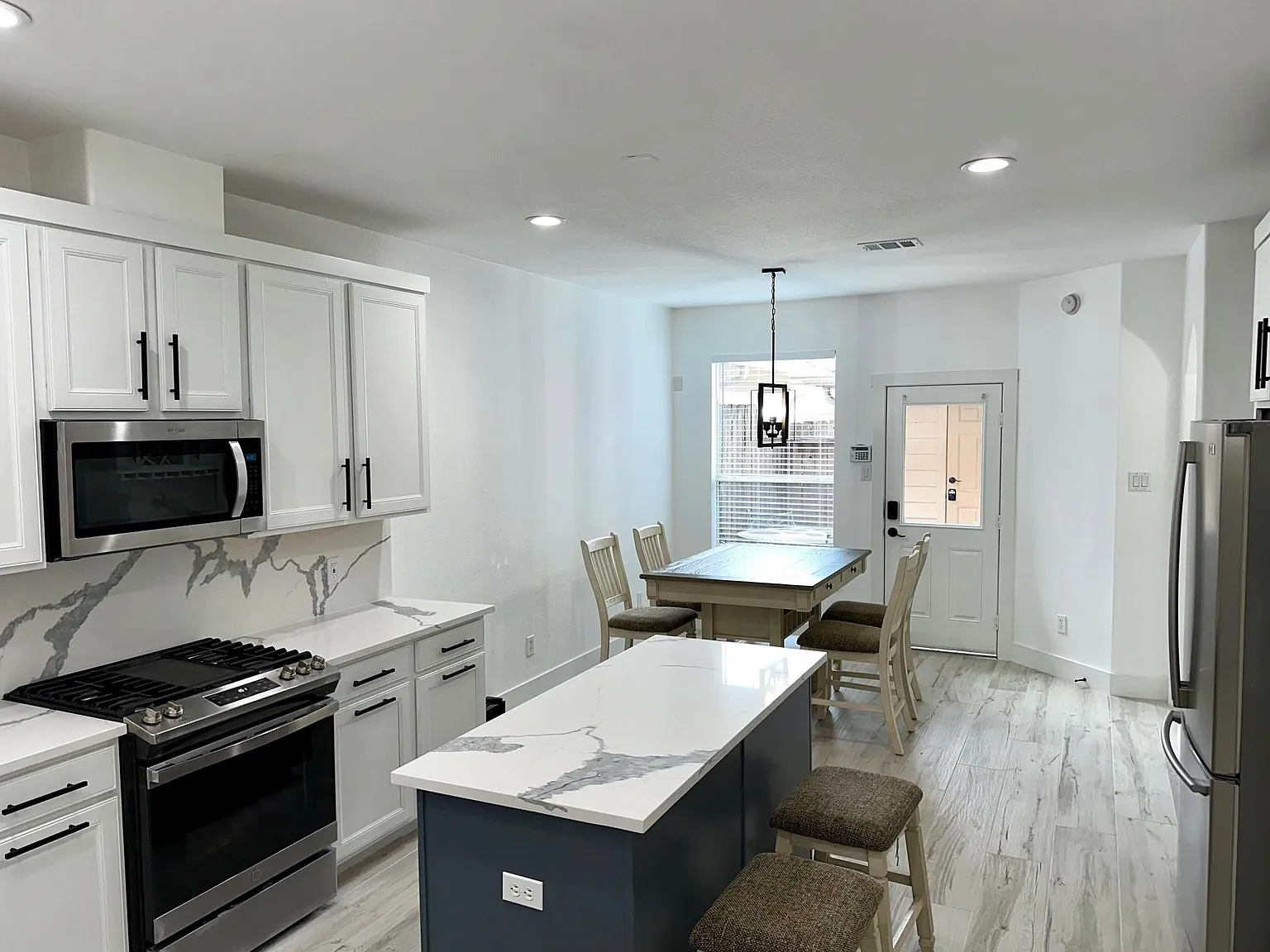 3 bed, 2.5 bath, 2129 sqft, $4,600 — Photo 4