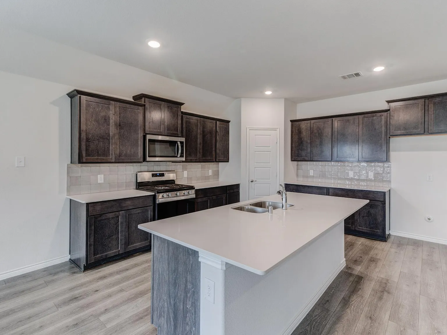 4 bed, 2036 sqft, $2,200 — Photo 3