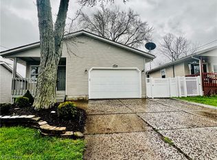 1090 Stratford St, Barberton, OH 44203