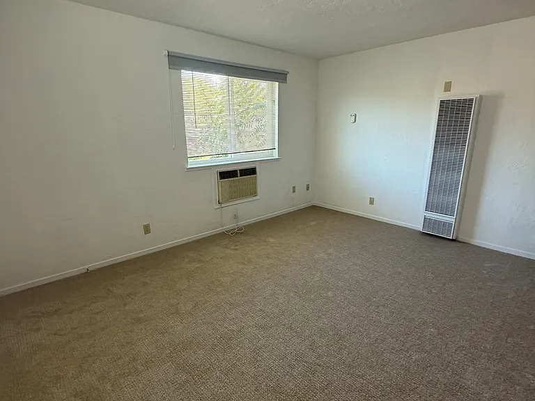 242 Caliente St #B — Photo 2