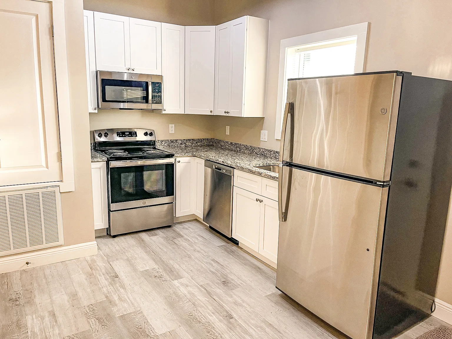 902 Howard Ave — Photo 3
