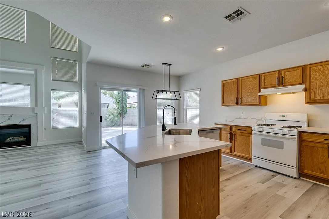 4 bed, 3.0 bath, 2225 sqft, $2,350 — Photo 4