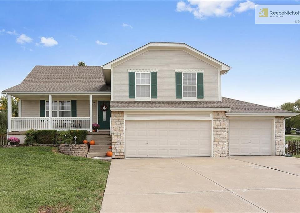 Beautiful 4 bedroom on large lot.  Three car garage!