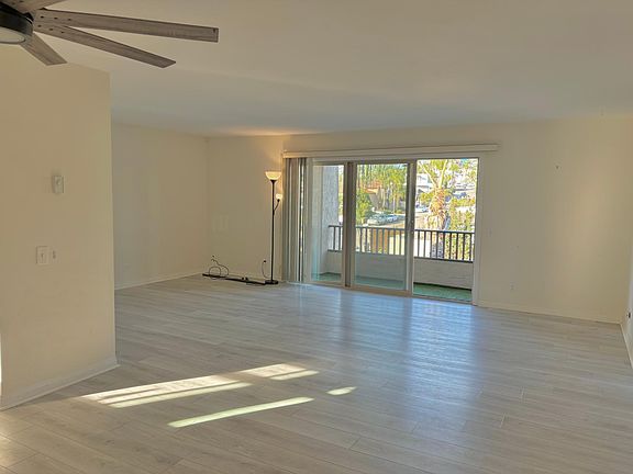 3rd image of 2510 Clairemont Dr Unit 204