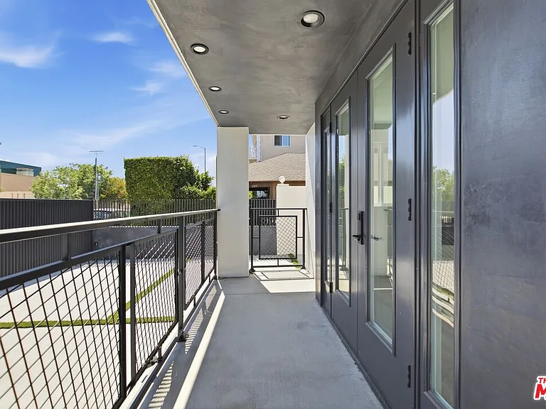 11611 Burbank Blvd — Photo 22