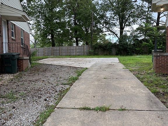 private driveway with shared parking