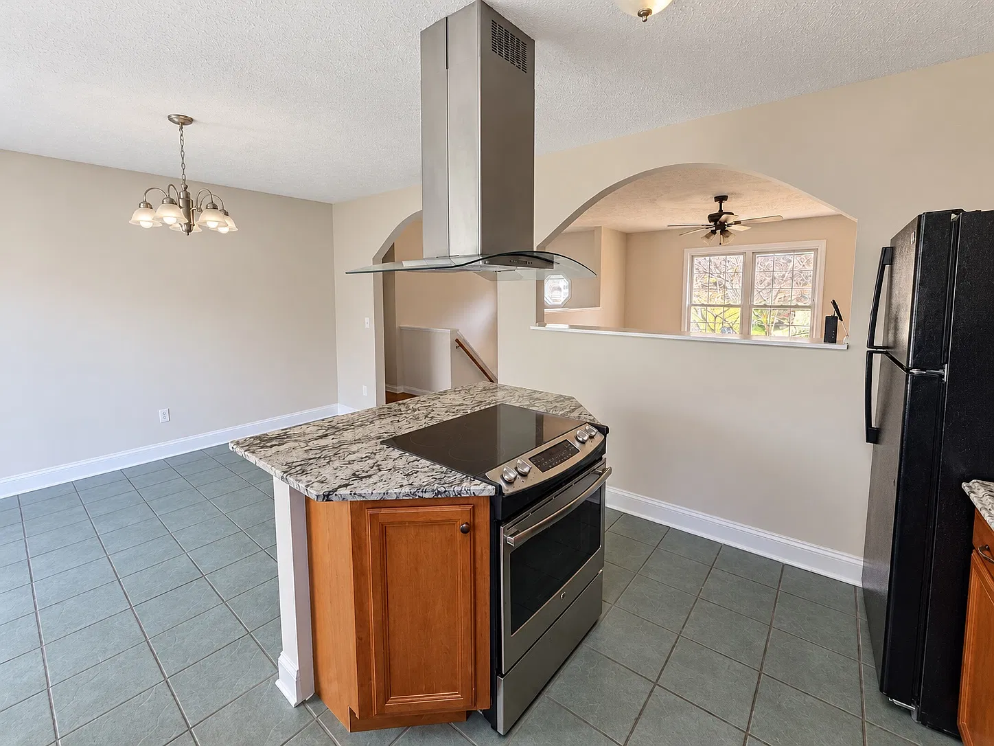 5 bed, 1964 sqft, $3,000 — Photo 2