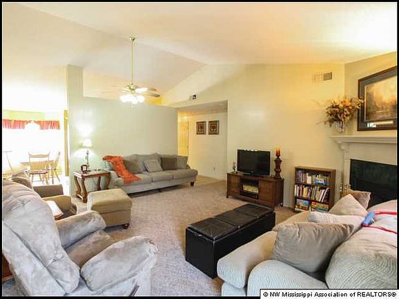 3rd image of 2574 Waverly Dr