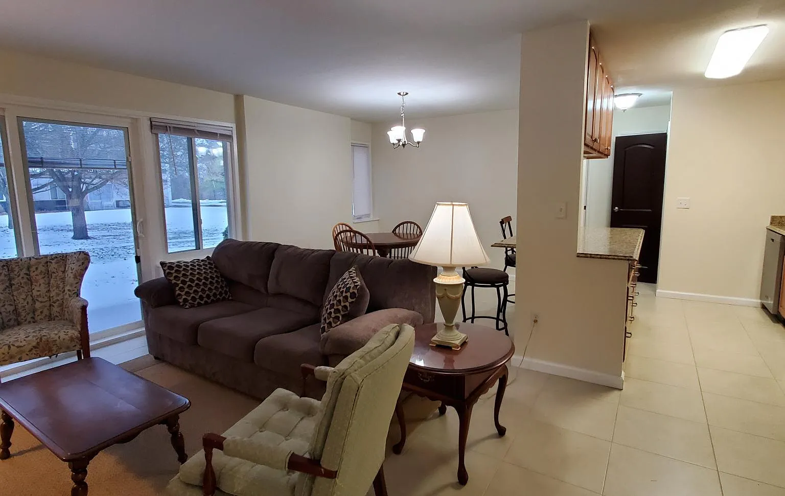 1 bed, 825 sqft, $1,910 — Photo 1