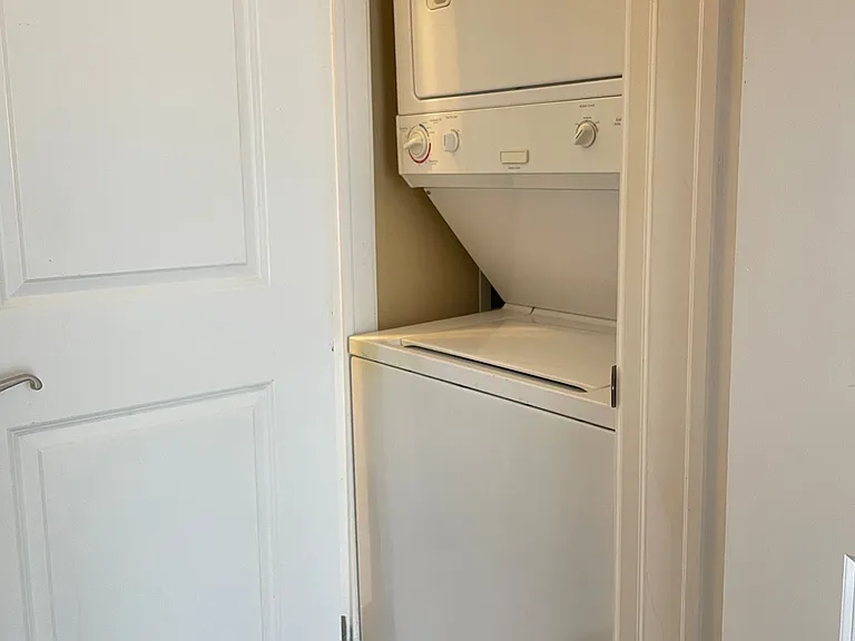 555 King St E #204 — Photo 15