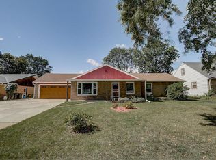 2461 N 115th St, Wauwatosa, WI 53226