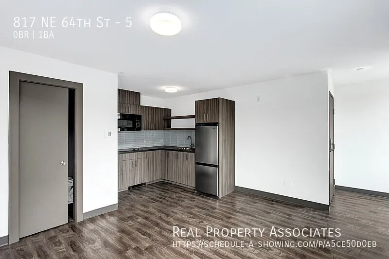 Affordable studio near Greenlake & Roosevelt Light rail + $250 signing bonus for qualified applic... — Photo 2