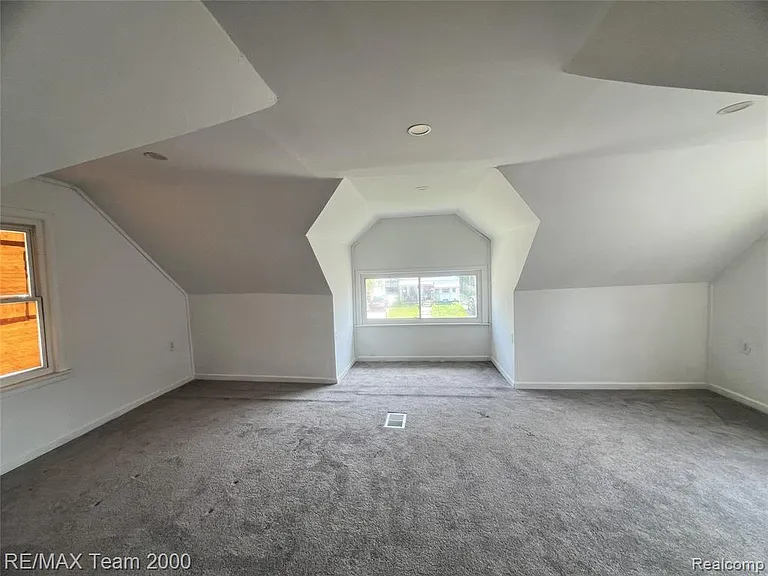 6895 Grandville Ave — Photo 15