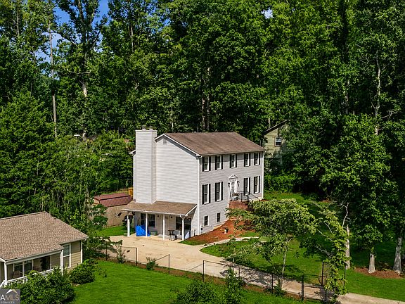 3rd image of 305 Saint Patrick Dr SW