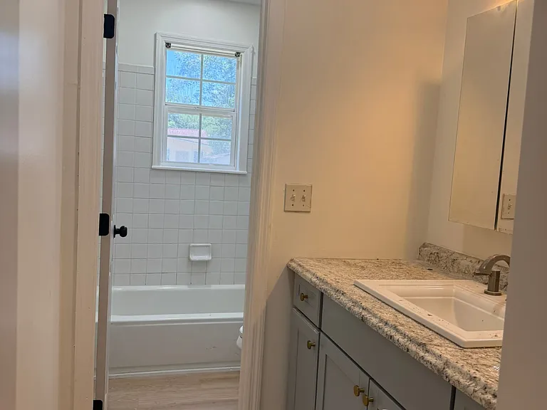 2210 Crosby Ave — Photo 4