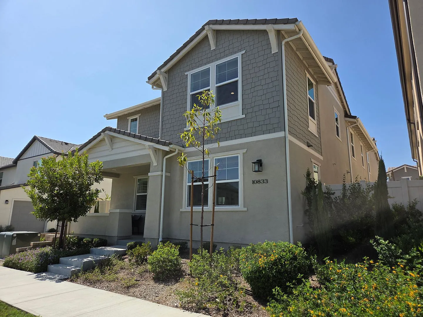 Beautiful 4 Bedroom 4 Bath Home Located in East Ventura — Photo 3