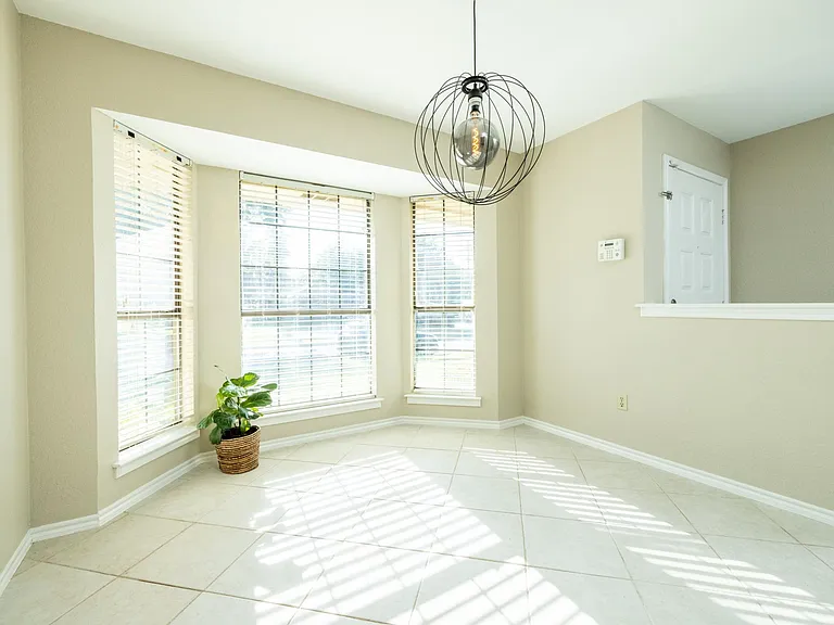 2403 Bayberry Ln — Photo 6