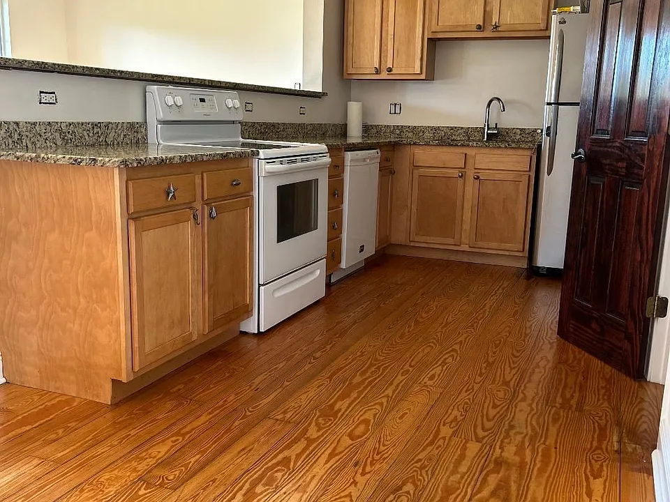 590 Royal Oak Dr #14