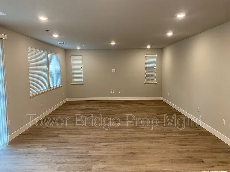 4 bed, 3.0 bath, 2174 sqft, $3,275 — Photo 4