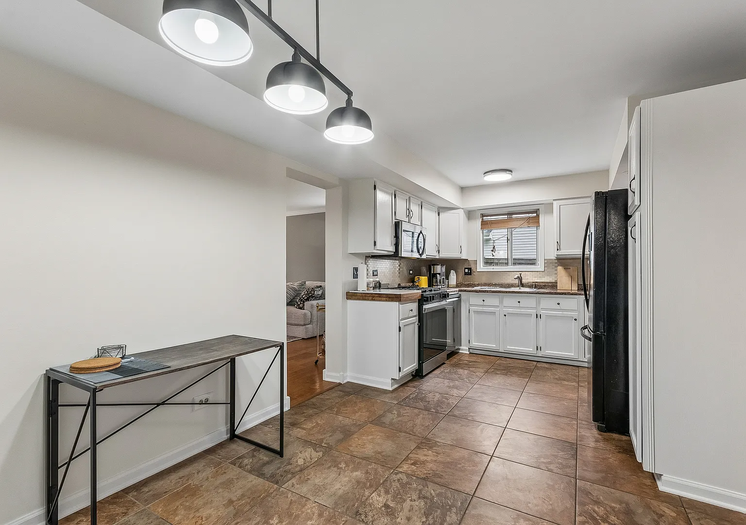 3 bed, 1.5 bath, 1597 sqft, $2,950 — Photo 4