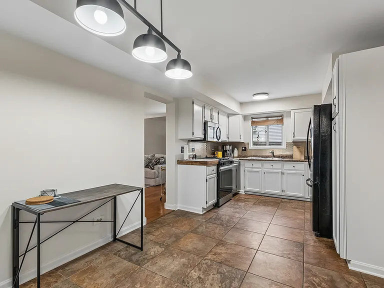 298 Danbury Dr — Photo 4