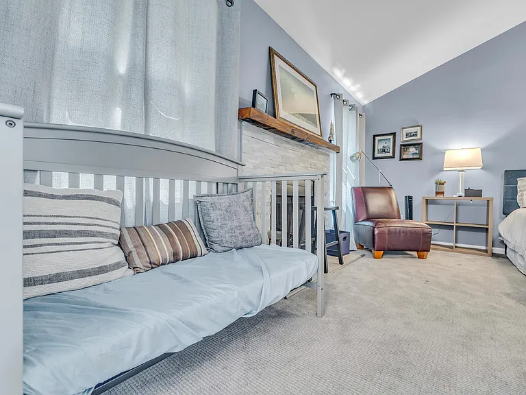 586 Saint James Walk SE — Photo 20