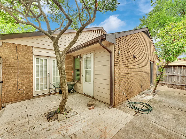 2111 E Belt Line Rd — Photo 22