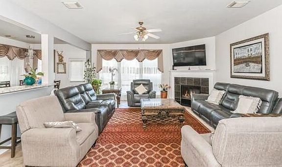 3rd image of 831 Deer Hollow Dr
