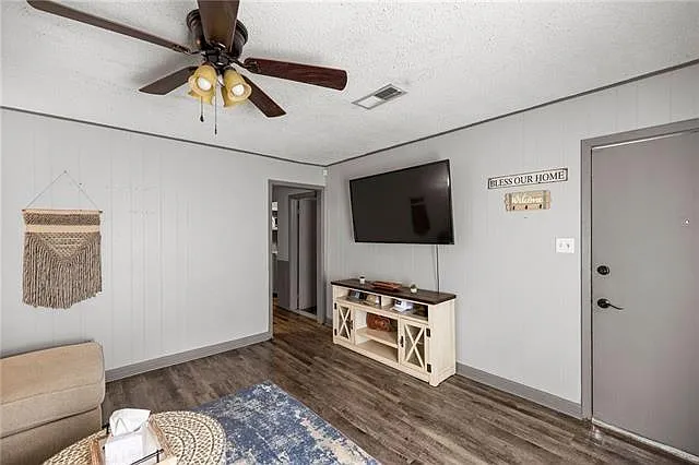 4 bed, 1.0 bath, 1377 sqft, $1,650 — Photo 4