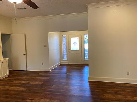 3rd image of 514 Highland Oaks Dr