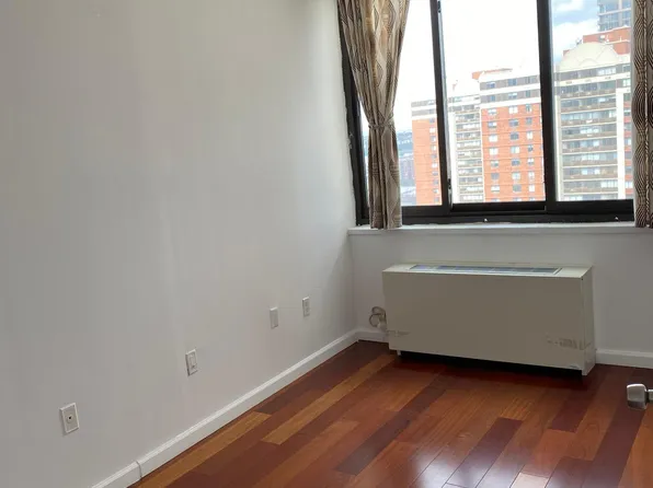 45 River Dr South image 4 of 16