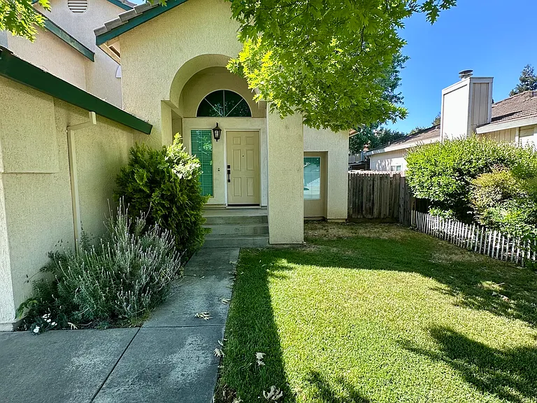 390 Brians Ct — Photo 3