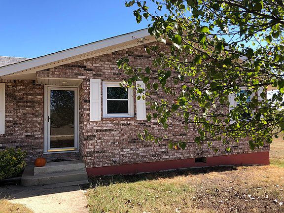 4th image of 570 Shaw Ln