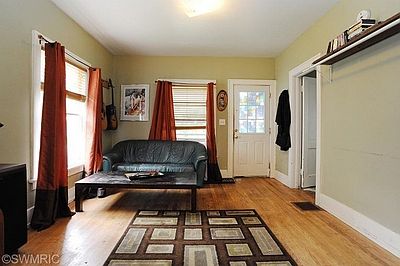 4th image of 960 Powers Ave NW