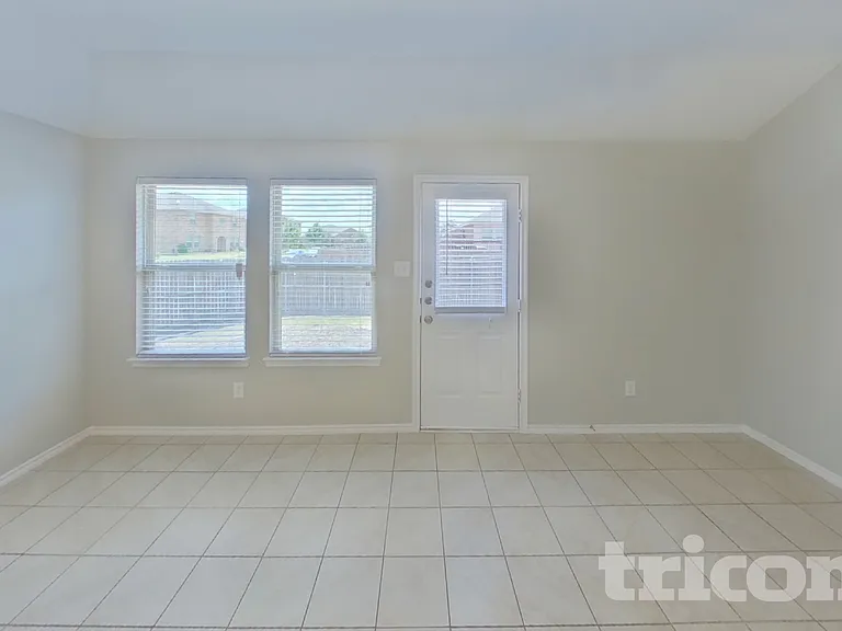 2511 Glen Hollow Dr — Photo 2