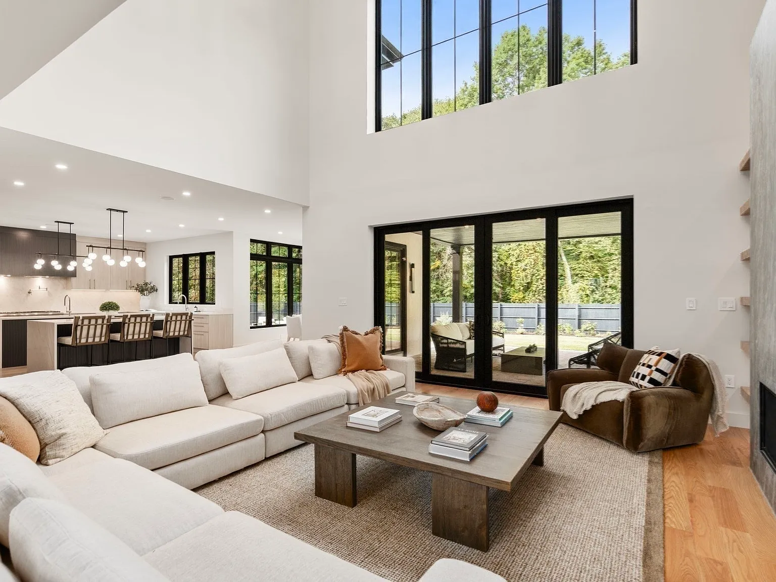 6 bed, 8.0 bath, 9825 sqft, $19,800 — Photo 3