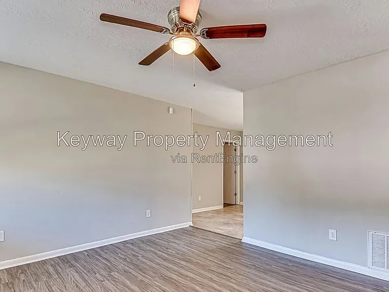 2204 Sandra Ct — Photo 4