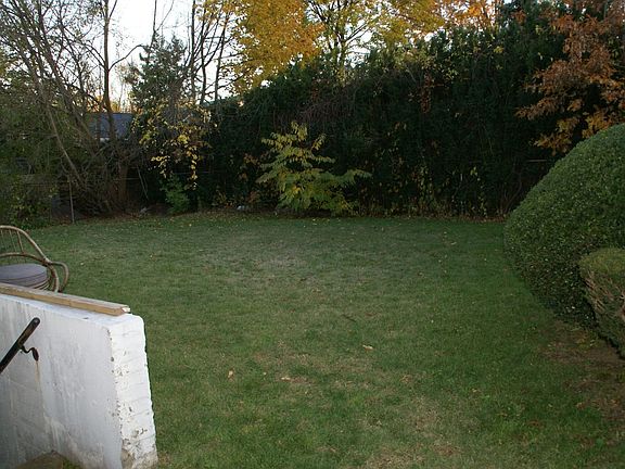 4th image of 39 Robbins Ln