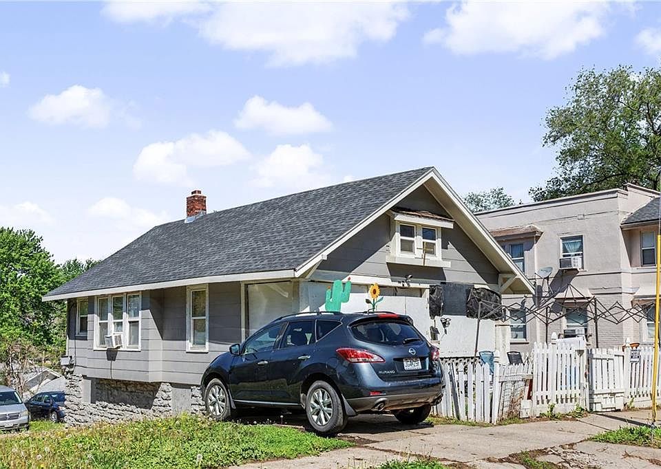 2nd image of 324 Bellaire Ave