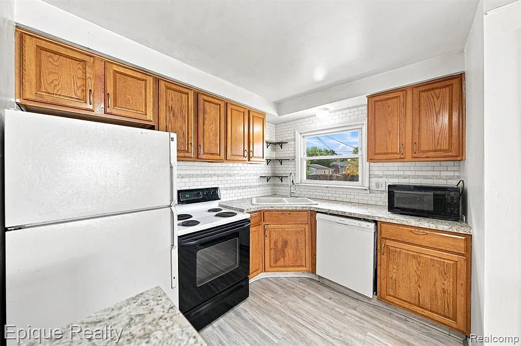 3 bed, 1100 sqft, $1,800 — Photo 3