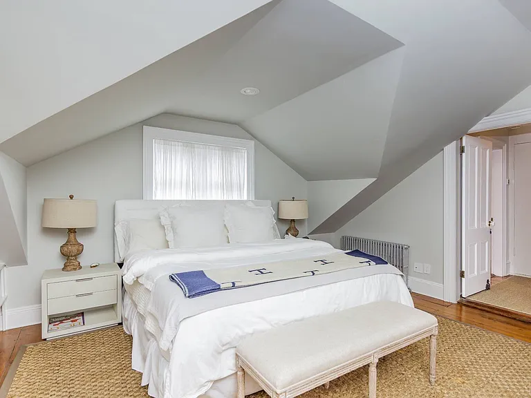 135 Meeting House Ln — Photo 26