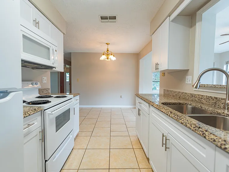 38 Regina Blvd — Photo 13
