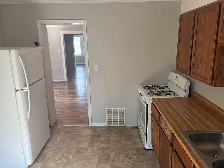 1237 Erie St S — Photo 6