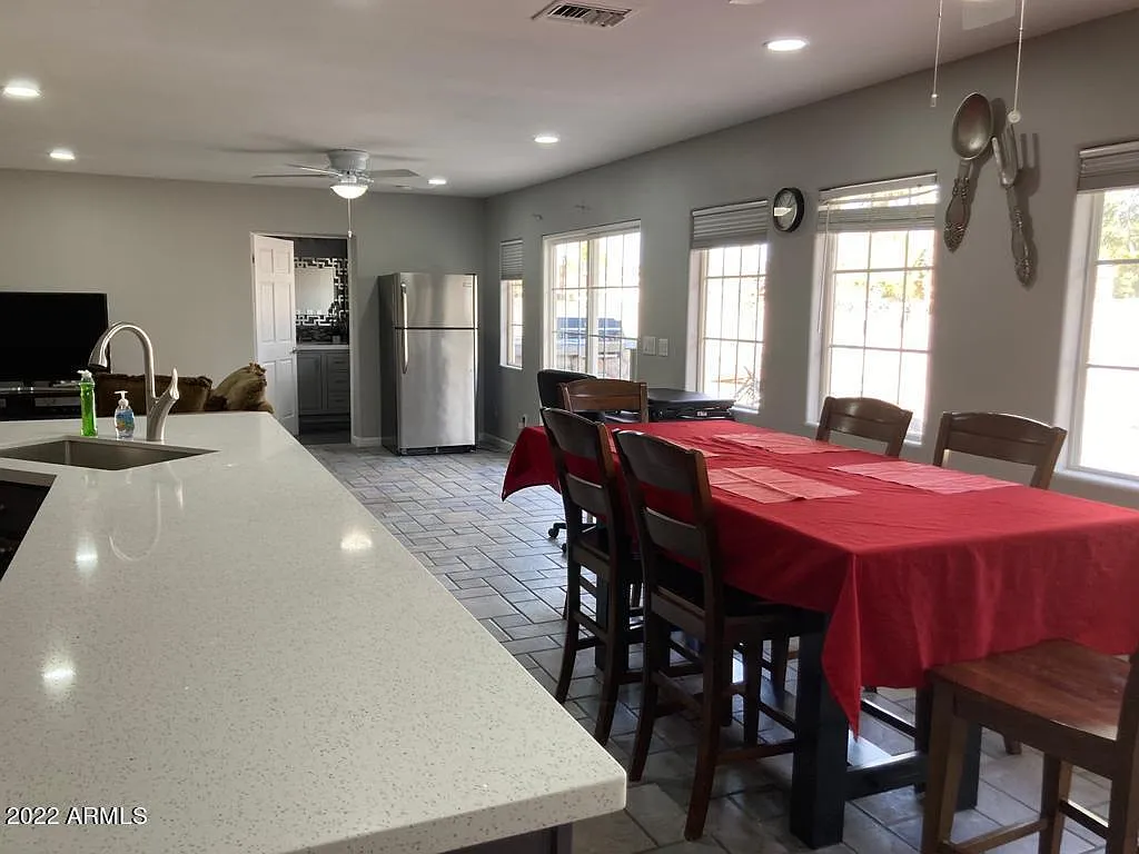 6 bed, 2593 sqft, $4,199 — Photo 2