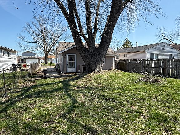 4th image of 28219 Felician St