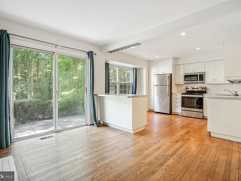 9909 Hemlock Woods Ln — Photo 4